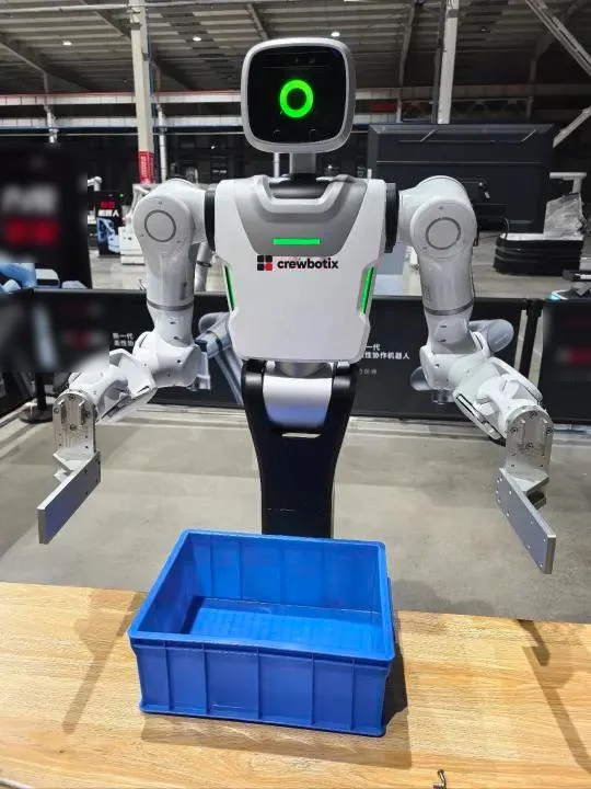 Crewbotix type01 mit Parallelgreifern vor einem Kleinladungsträger